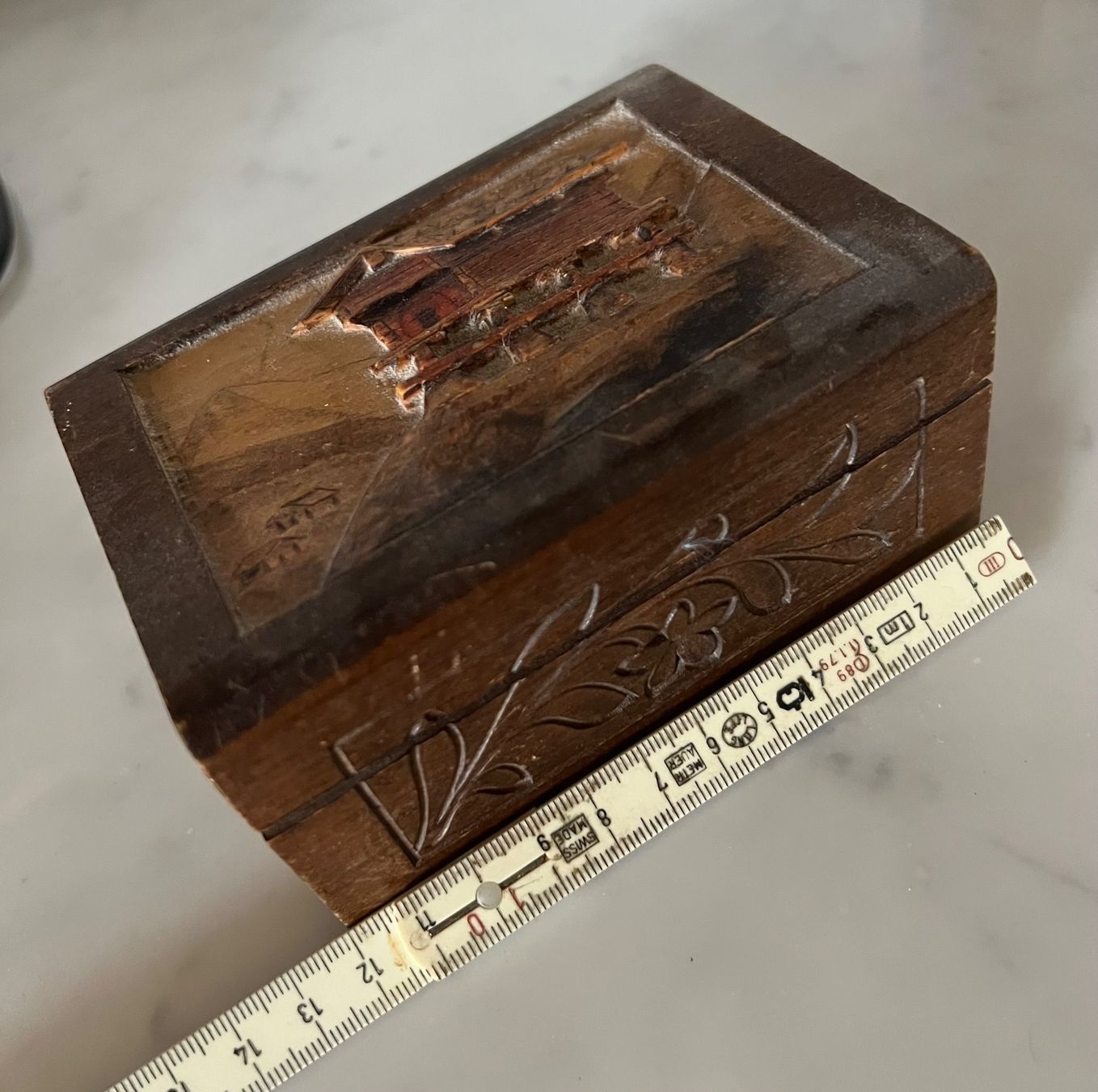 Pots: Boite en bois avec gravure – D'occasion à Neuchâtel par kat_n6gp 2