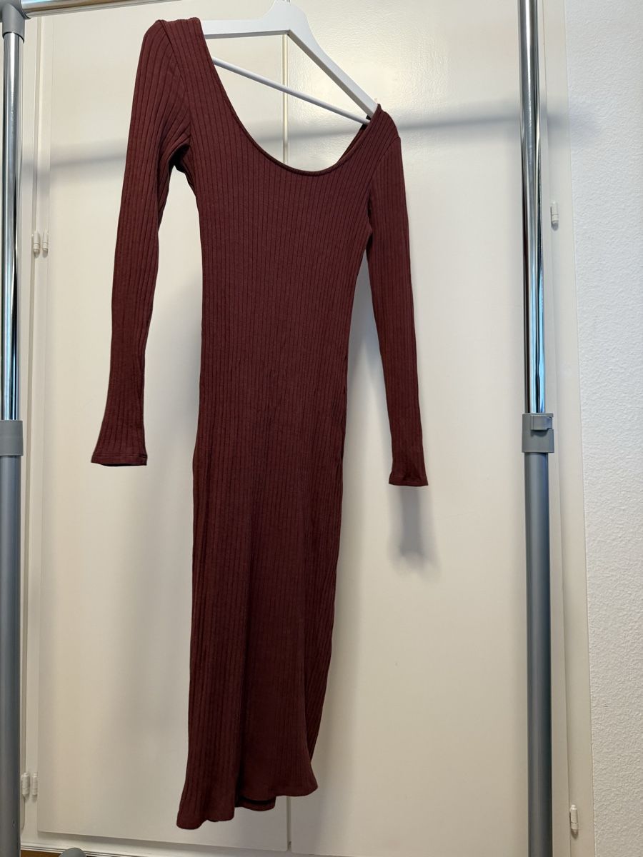 Kleider: Dunkelrotes Strickkleid, Herbst-Look, Grösse 36/S – Gebraucht aus Thun von tat_zb9b 1