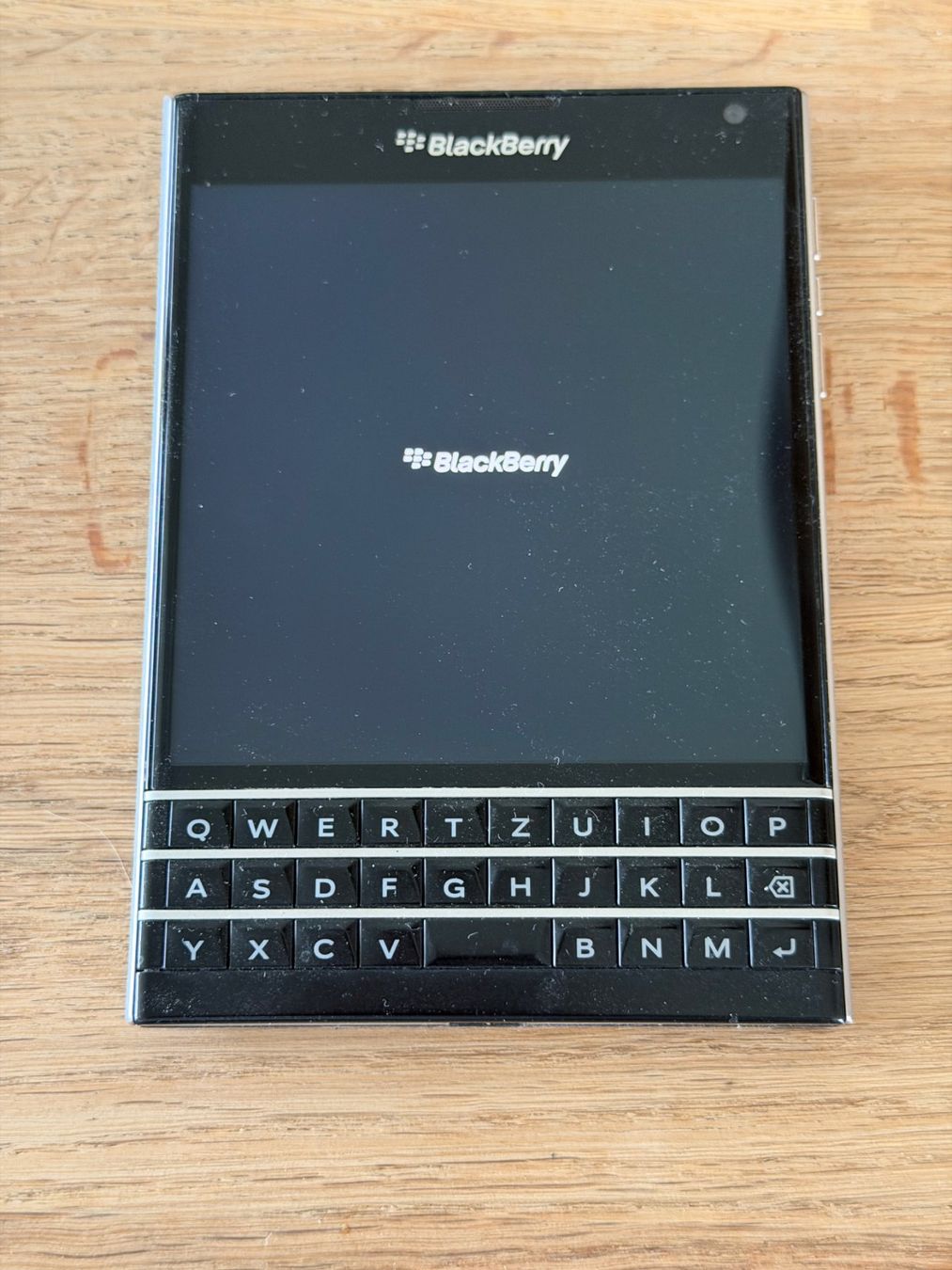 Blackberry Telefoni cellulari / Smartphones: Blackberry Passport mit Ladekabel und Hülle – Usato da Nänikon venduto da marcusg70