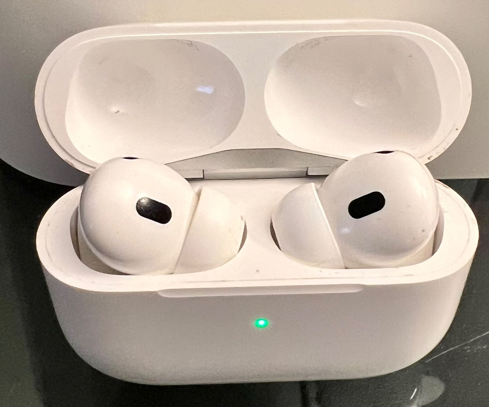 Apple Cuffie: Apple Air Pods Pro 2 inklusive Schutzhülle – Usato da Grüningen venduto da Shirter 4