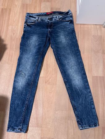 Dunkelblaue Guess Jeans (42)