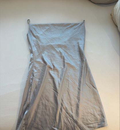Robe courte bleu clair argentée 