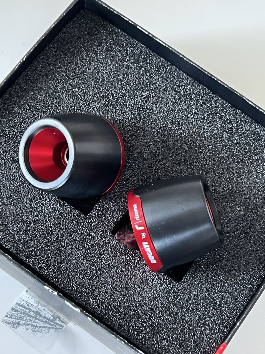 Ducati Altro: Ducati Rizoma Bar-End Weights (Handlebar End Caps) – Nuovo (secondo la descrizione) da Ostermundigen venduto da oma_sk8v