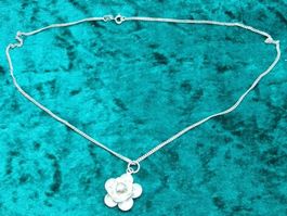 Gebrauchte, schicke 0.800 Silber Halskette mit Blume Anhäng