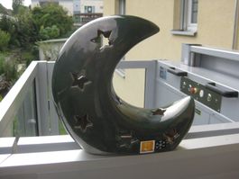 Schöner Halbmond mit Sternen