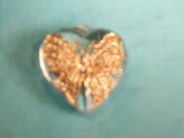 Herz, Anhänger mit goldfarbenem Schmetterling, Dm: 5cm