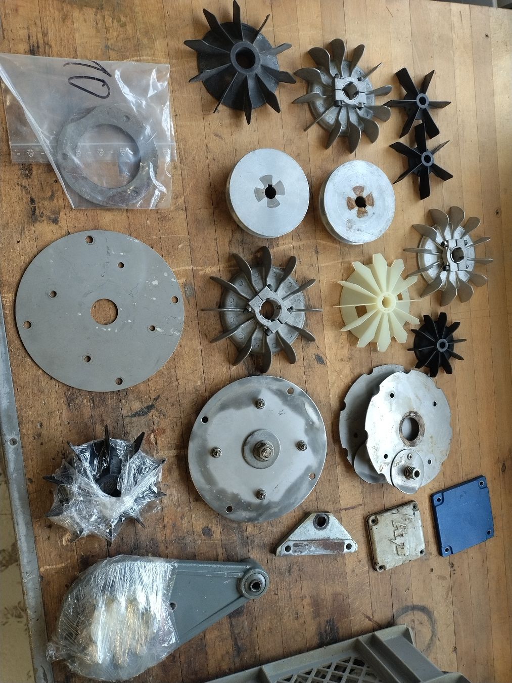 Motori: diverse Elektromotoren Teile. – Usato da Brüttisellen venduto da Grorbas