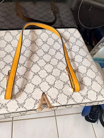 Handtasche