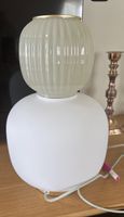 Stilvolle Tischlampe, weisses Glas, Zustand neu