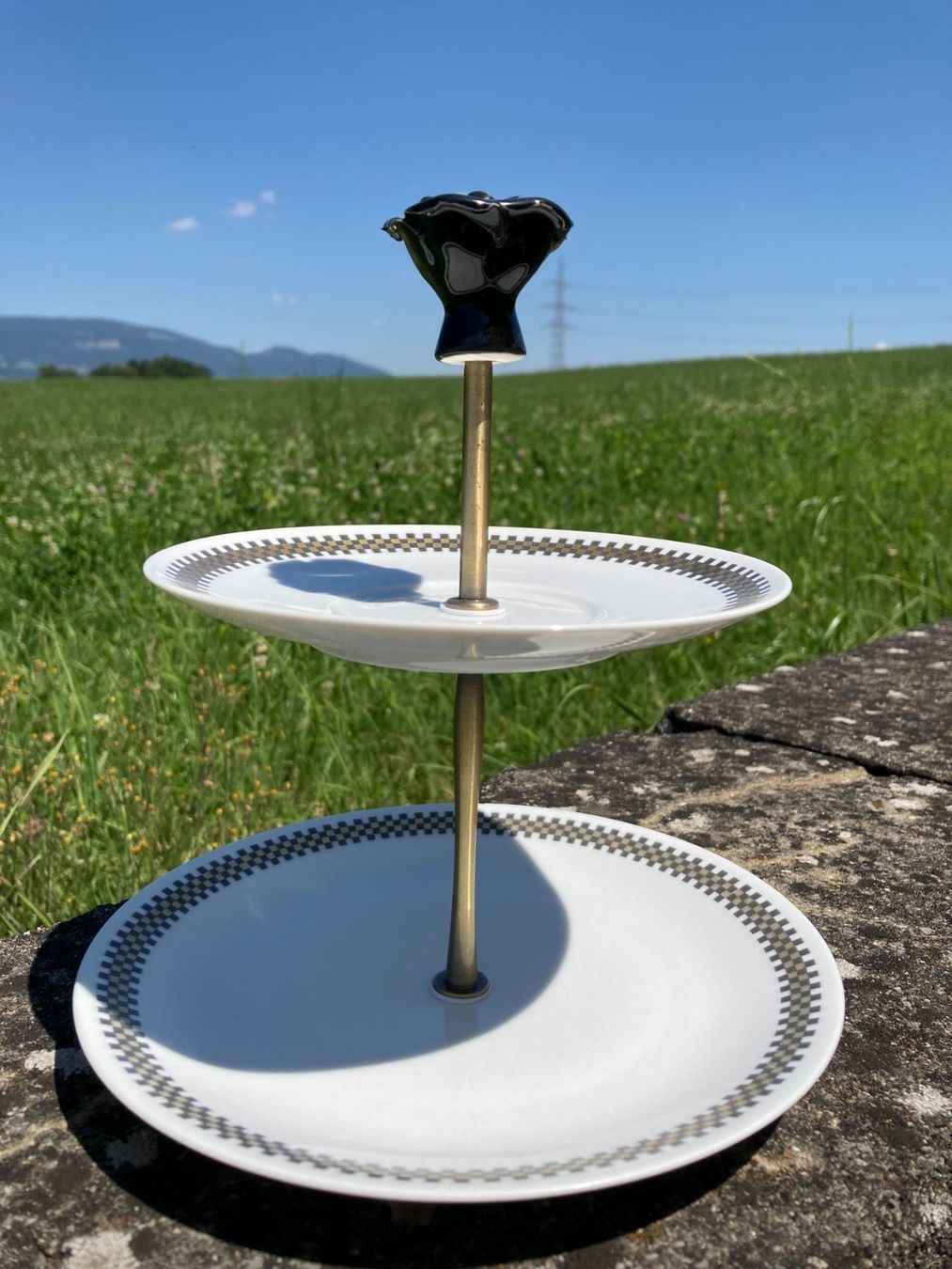 Teller: Etagere mit schwarzer Porzellanrose – Gebraucht aus Subingen von ArtBead 1