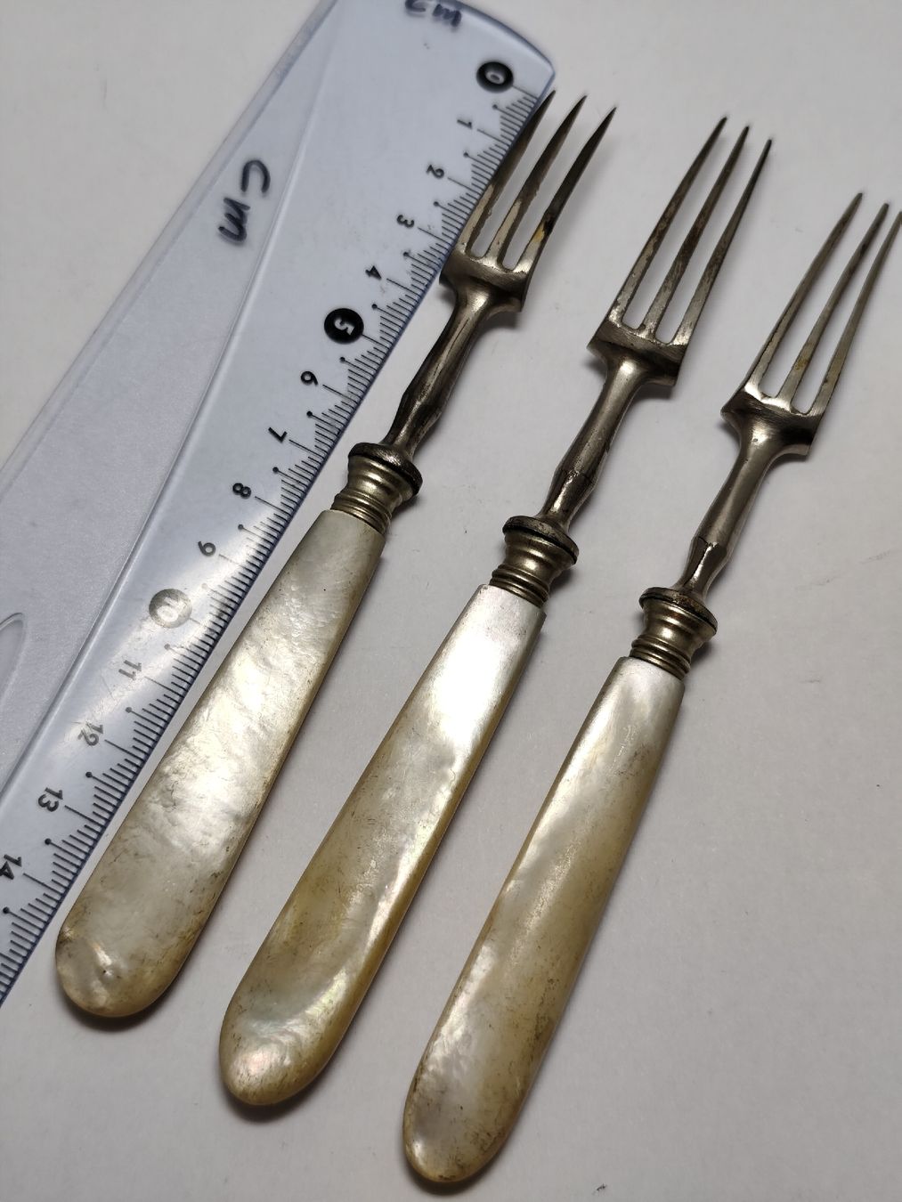 Gabeln: 3 antike Kuchengabeln / Dessertgabeln mit echtem Perlmut – Gebraucht aus Châtelaine von Tropic.Watch2 5