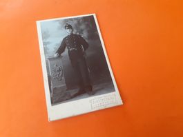 MILITAER -STOLZER SOLDAT mit KARABINER in POSE -BAT 1- BIERE
