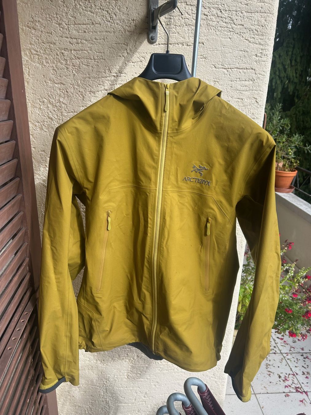 Arcteryx Giacche: Arc'teryx Beta Jacket Men's, Senfgelbe Farbe – Usato da Luzern venduto da rdu_5mbg