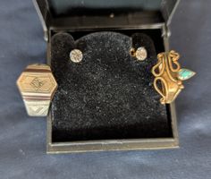 Schmuck Lot: zwei Fingerringe und Ohrstecker