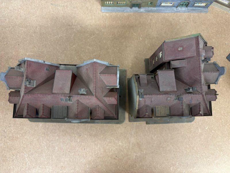 Modellini di ferrovie: 5er Set H0 Stadthäuser, Eckbau, Doppelhaus, Geschäfte Wohnen – Usato da Büsserach venduto da ModellbahnDepot 8