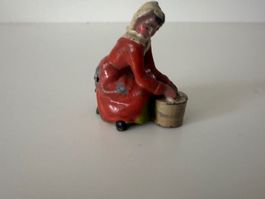 Uralte Guss-Figur Magd mit Eimer (Britains), Höhe 4 cm