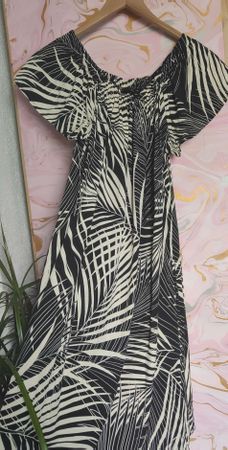 Sommerliches Off-Shoulder Kleid mit Palmenmuster, Grösse M