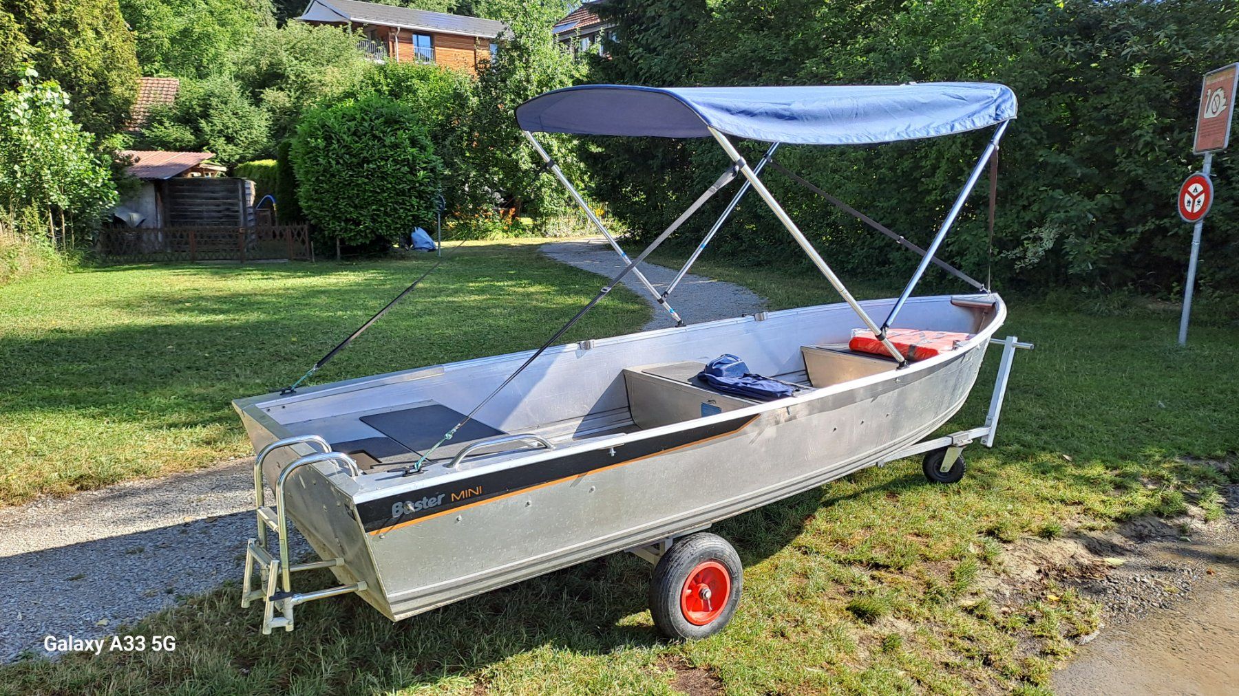 Buster Barche: Motorboot / Fischerboot, aus Alu mit Slipwagen und Biminitop – Usato da Hinterkappelen venduto da 33-6 2