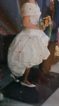 Brautkleid /Ballkleid, Rohseide, Grösse 36 mit Röschen