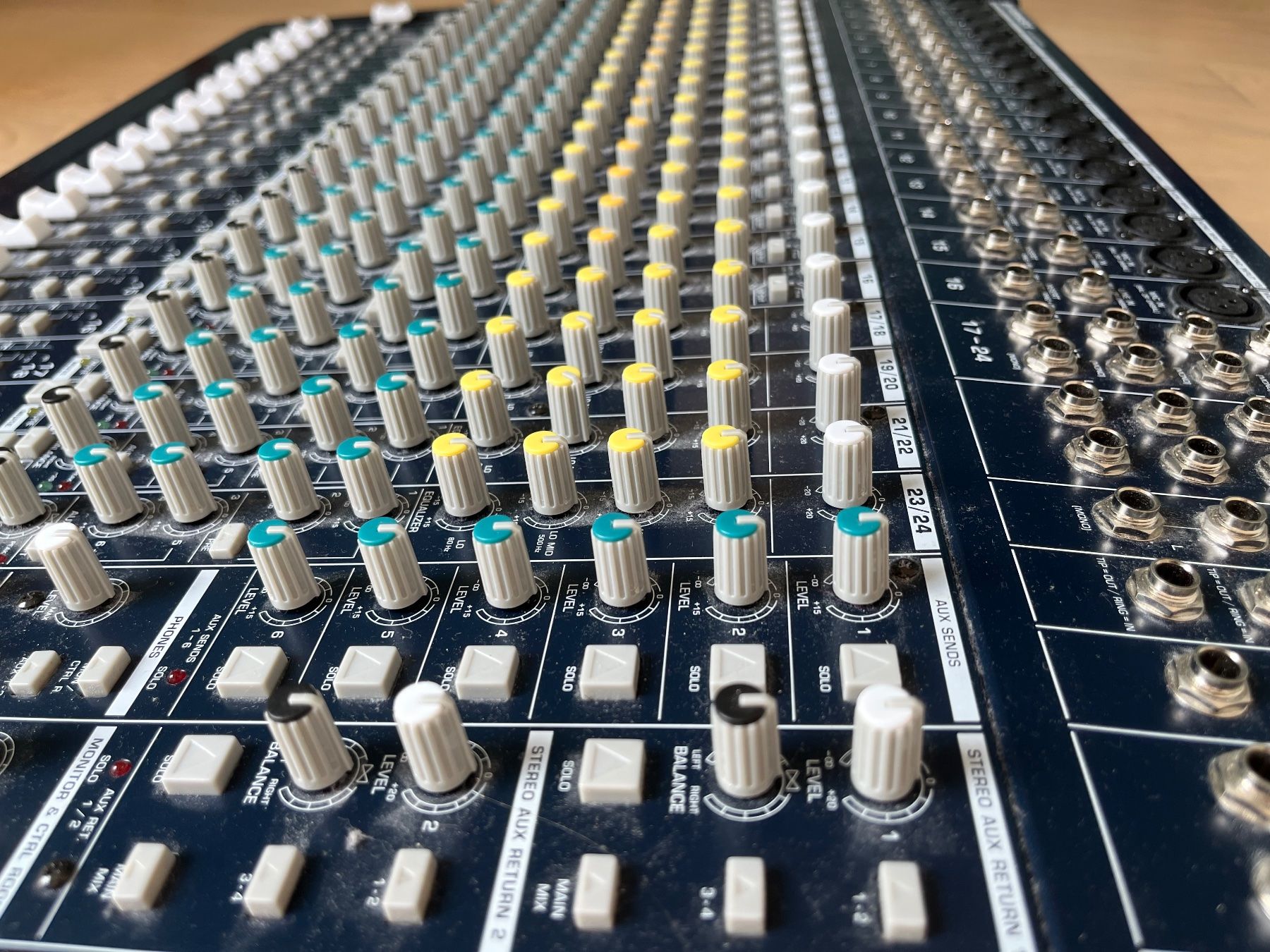 Behringer Platines de mixage: Behringer Eurodesk MX2442A Mischpult – D'occasion à Adliswil par tte_dtr6 1
