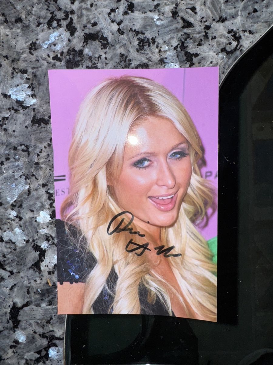 Autogramme: Handsigniertes Paris Hilton Foto – Gebraucht aus Buchs ZH von sil_7mnv