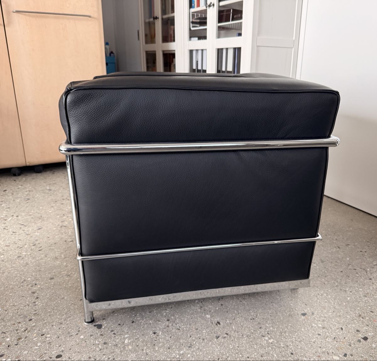 Le Corbusier Poltrone: LC2 Replica in schwarzem Leder – Usato da Iragna venduto da ailtire 1