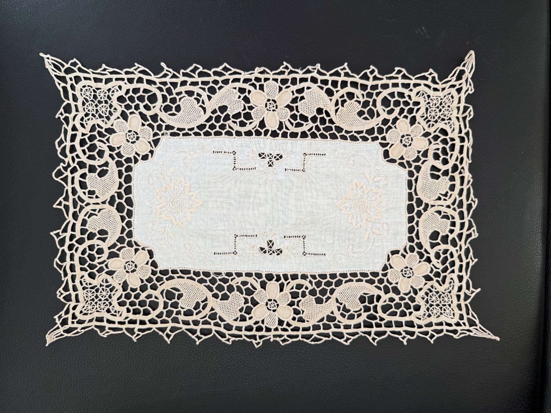 Sottobicchieri: Spitzendeckchen  Untersetzer  38 x 25  cm – Usato da Subingen venduto da ArtBead