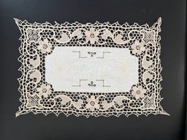 Spitzendeckchen  Untersetzer  38 x 25  cm