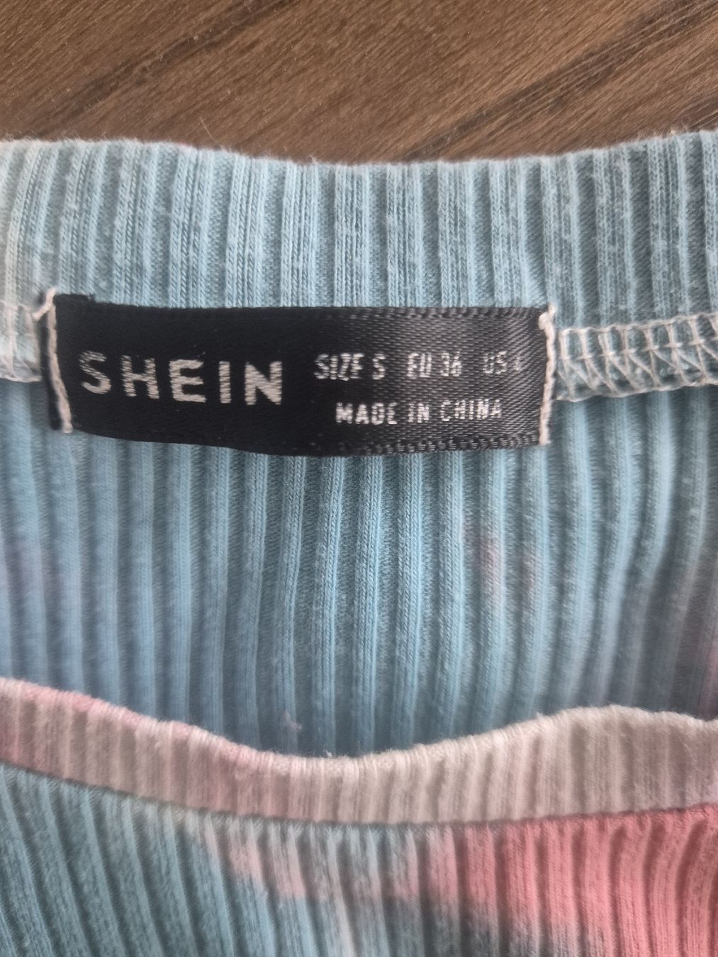 Shein T-shirt: Shein Croc Top, Grösse S, cooler Batik-Look – Nuovo (secondo la descrizione) da Unterägeri venduto da Idecurtins 1