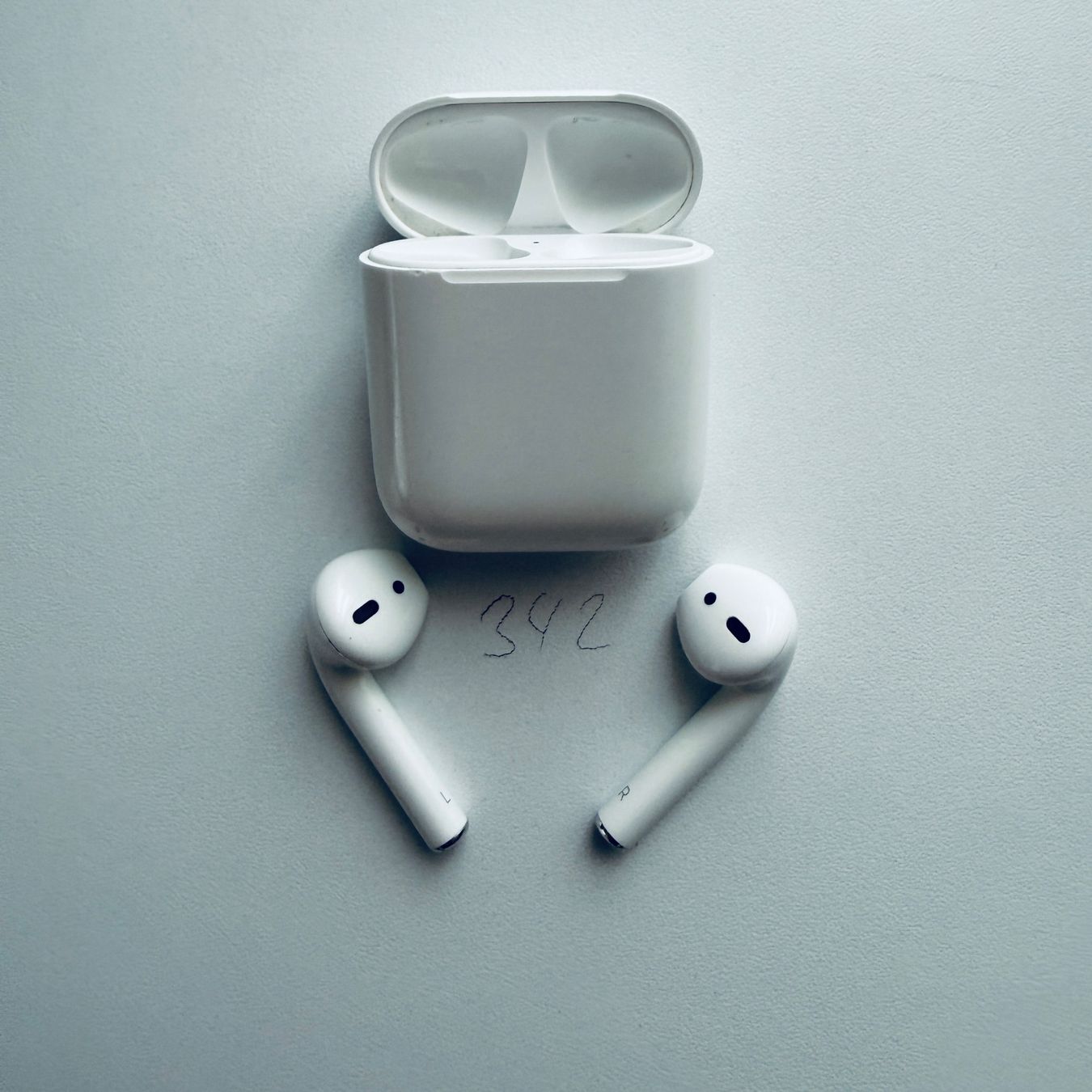 Apple Kopfhörer: Original Apple AirPods 2 Gen. Wireless Kopfhörer & Case – Gebraucht aus Basel von MY.AIRPODS.SHOP 1