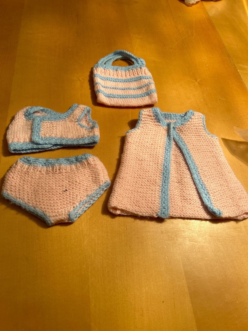 Poupées: Antike Puppe mit div. Kleidchen – D'occasion à Safenwil par 551renate 2