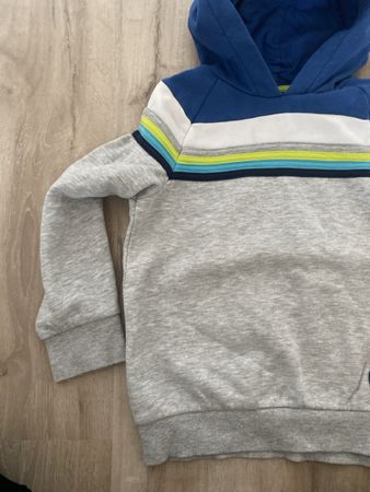 Sweat à capuche enfant taille 122cm
