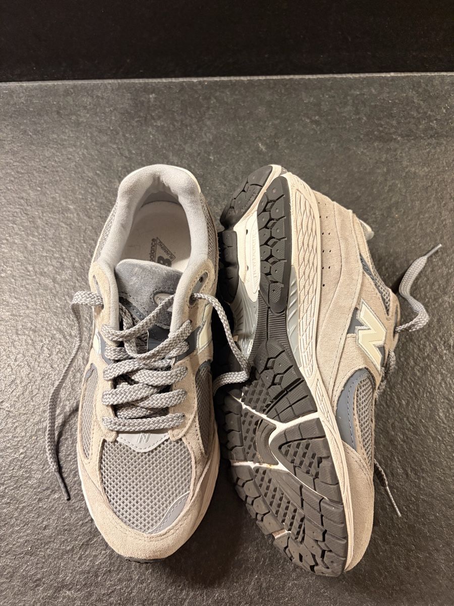 New Balance Scarpe da donna: New Balance 2002R Sneaker Gr. 38.5  Grau/Beige – Usato da Oberdiessbach venduto da Chachacha95