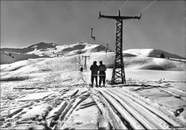 Flumserberge SG // 1957 Skilift Prodchamm Skifahrer / Winter