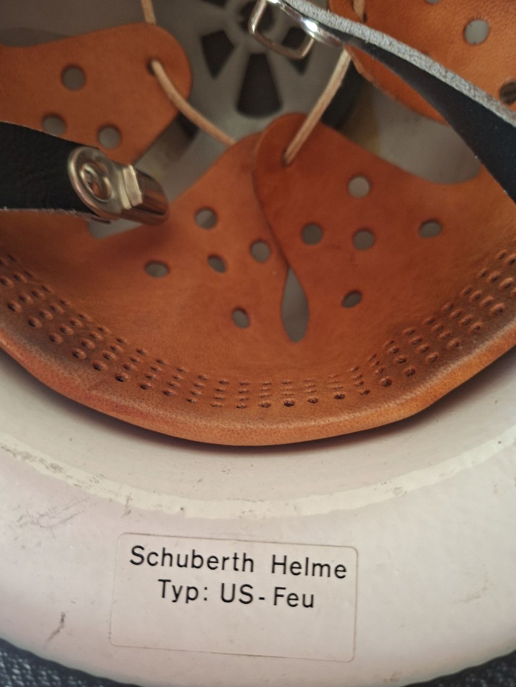 Feuerwehr: Alter Feuerwehrhelm mit Nackenschutz – Gebraucht aus Schwanden Sigrisw von pho_2mc9 3