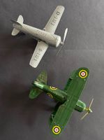 Zwei Blechflugzeuge Modellspielzeug als Deko-Artikel