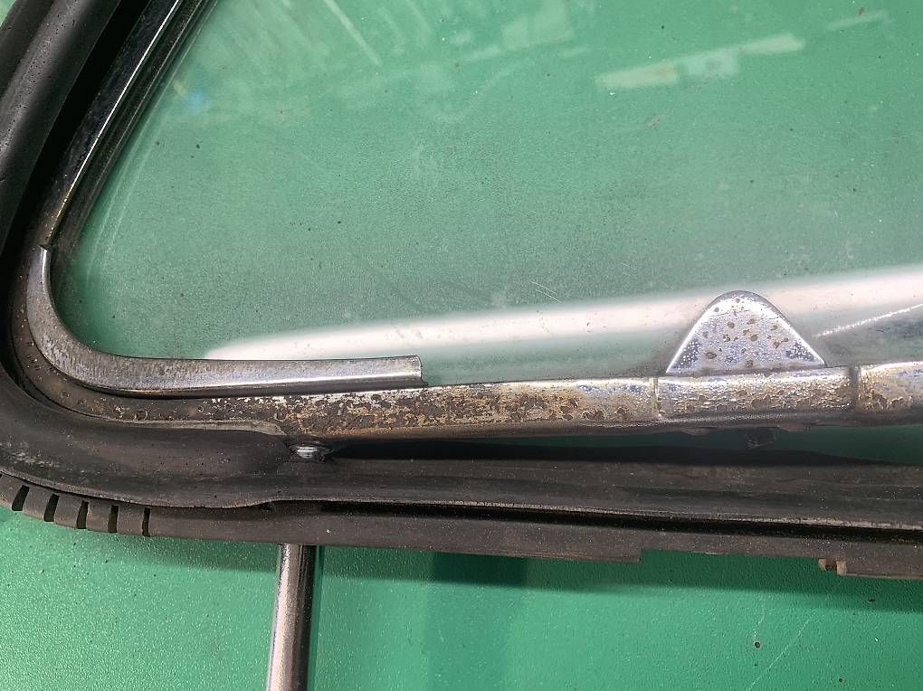 Finestre: VW Käfer Dreiecksfenster – Usato da Hersberg venduto da Lufti 2