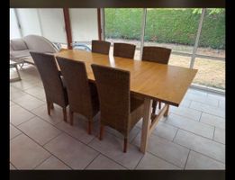 Holztisch mit 6 Rattan-Stühlen