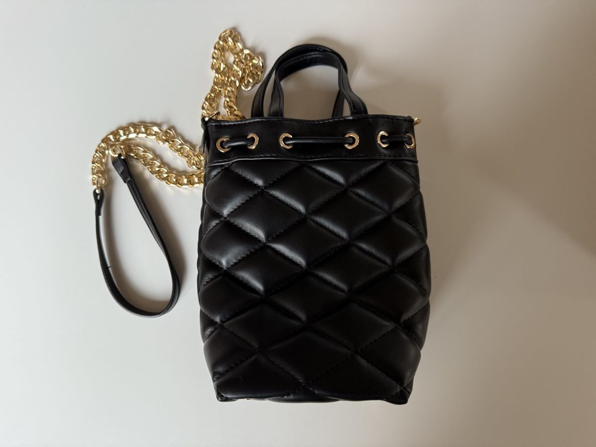 Borse da donna: Schwarze gesteppte Mini-Bucket-Bag mit goldener Kette – Nuovo (secondo la descrizione) da Zürich venduto da Vma_reuse 1