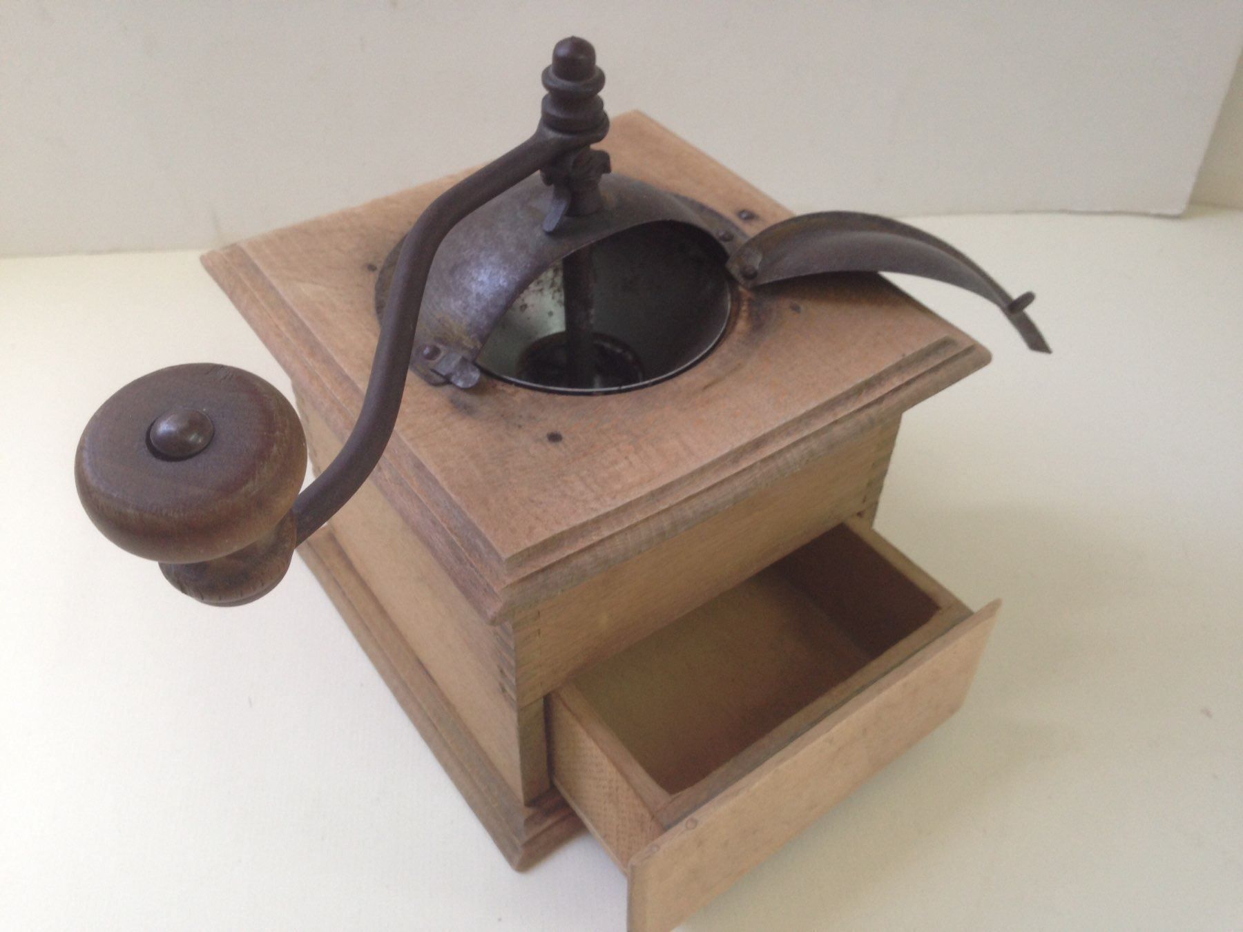 Elettrodomestici da cucina: Alte Kaffeemühle mit Deckel – Usato da Schaffhausen venduto da vintageville 5