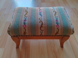 Klassischer Fuss-Schemel / Hocker mit Stickerei Gobelin-Stil