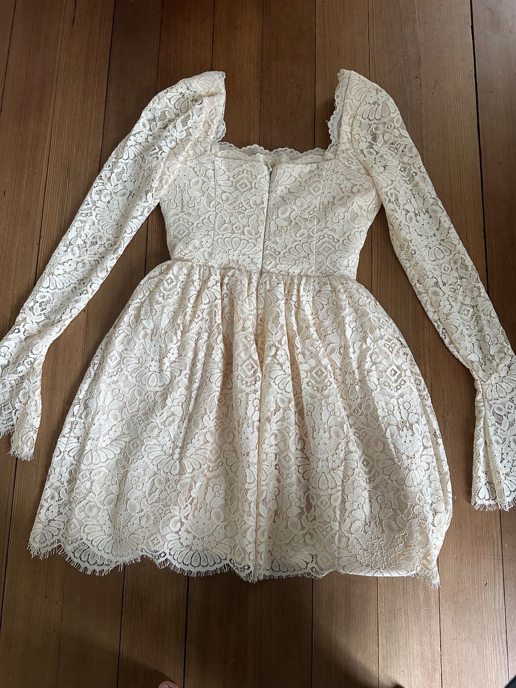 House of CB Vestiti: Cream long sleeve mini dress – Usato da Rüschlikon venduto da tcf_mp8y 2