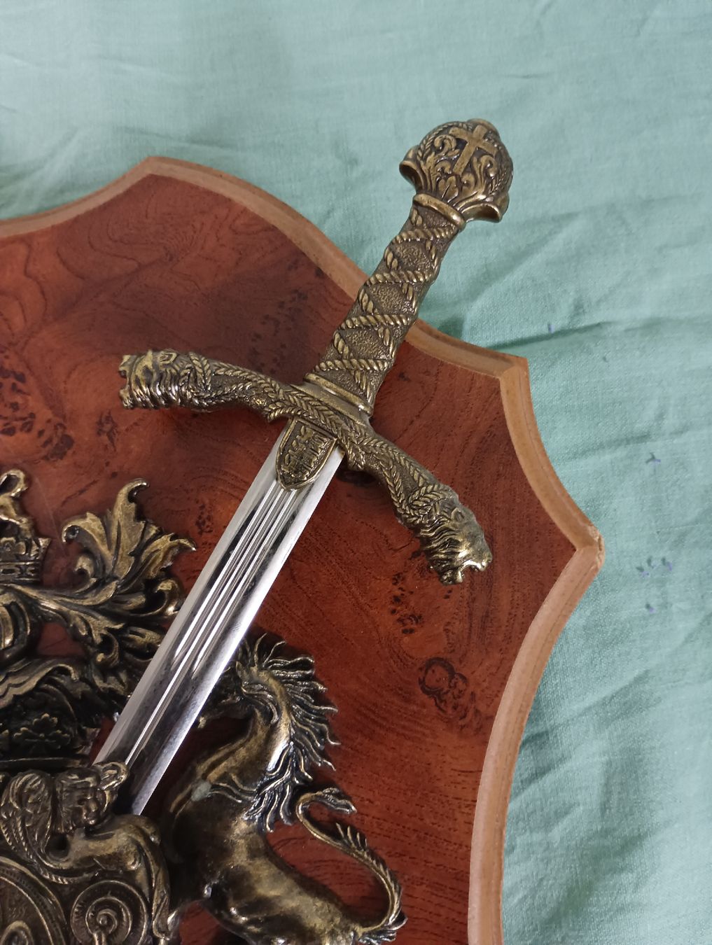 Altre raccolte & rarità: Dekorative Wandhalterung mit Schwertern, Ritter, LARP – Usato da Brislach venduto da Falke666 3