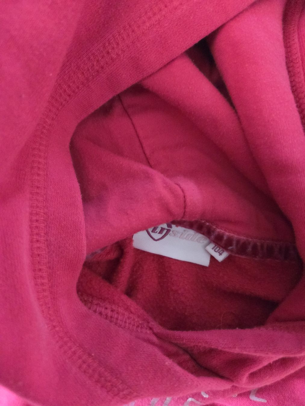 Pulls et sweat-shirts: Kapuzenpullover Inside rot  Grösse 98 / 104, warm, Pullover  – D'occasion à Ottikon par swiftchocolate 1