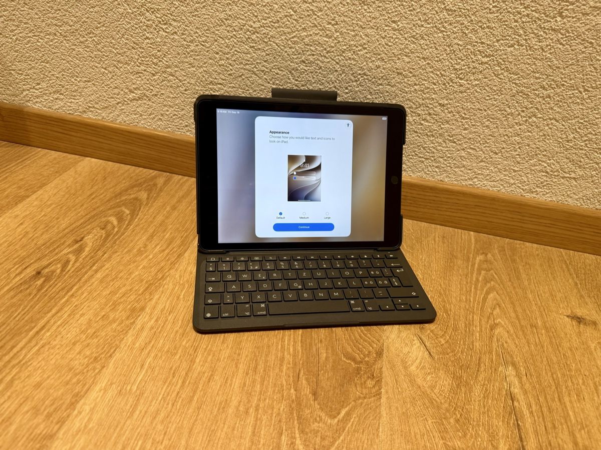 Apple Tablet PC: Apple iPad Gen. 9 mit Logitech-Tastatur-Case – Usato da Wagen venduto da S.Ehrling 1