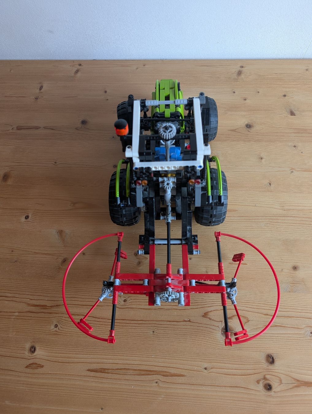 Lego Kit di costruzioni: LEGO Technic Grosser Traktor mit Heuwender – Usato da Widnau venduto da angiel02 1