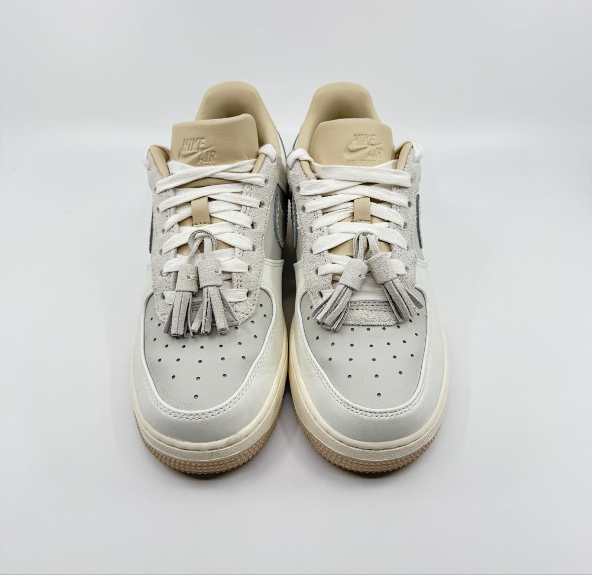 Nike Scarpe da donna: Nike Air Force 1 Low Light Bone Suede Tassels Gr.38,5 – Usato da Herisau venduto da Seyashop1 2