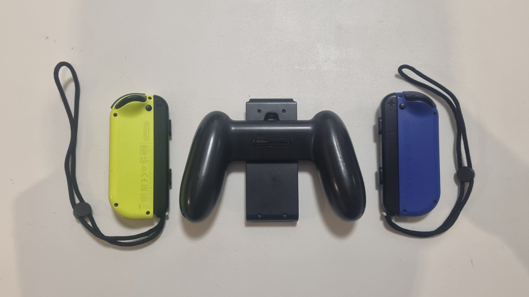 Nintendo Controller: Original Nintendo Switch Joy-Con Controllers mit Duogrip – Usato da Birsfelden venduto da val_d9c2 4