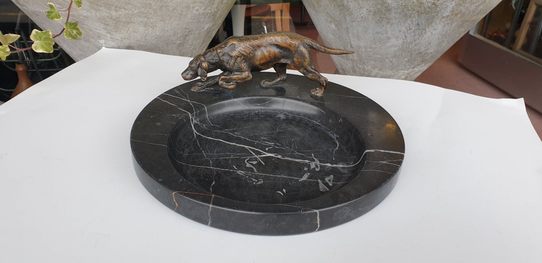 Sculture & Statue: Bronze Jagdhund auf Marmorschale – Usato da Emmen venduto da Brockofsky
