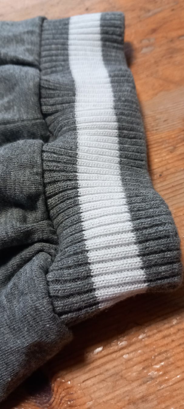 Pantaloni: 1 pantalon jogging – Usato da Miecourt venduto da Marly1 2